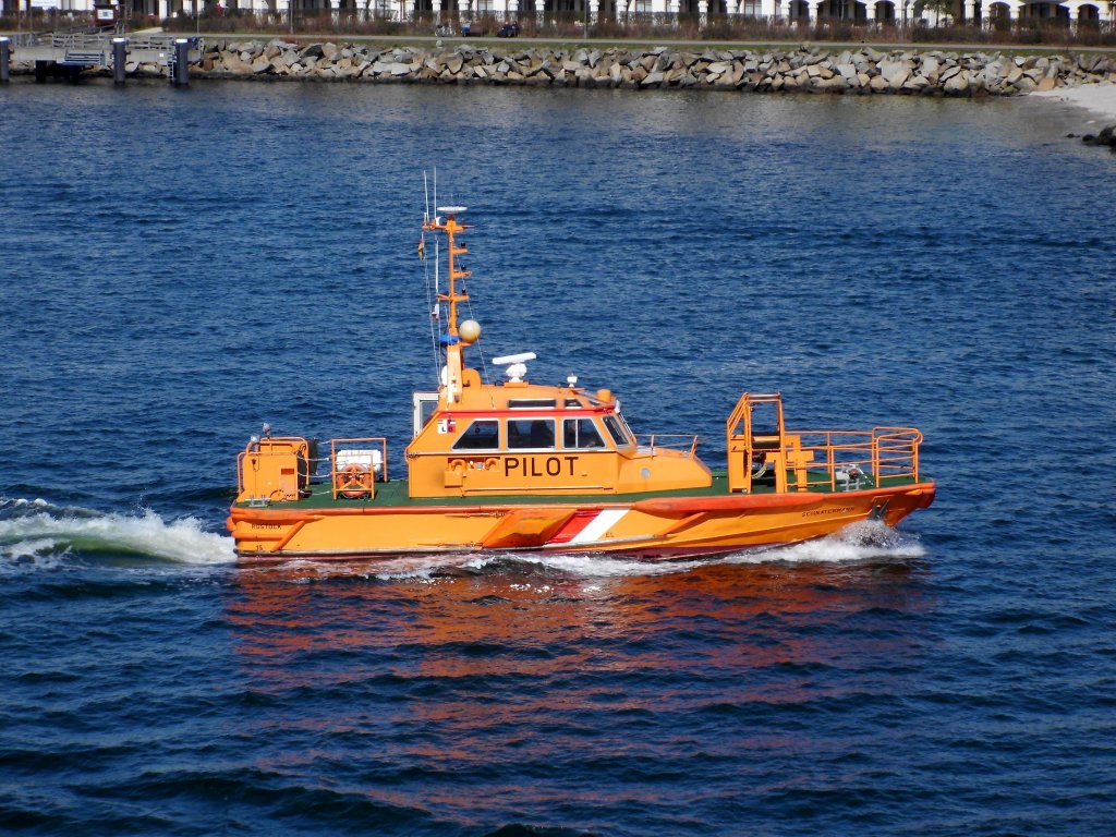 Lotsenboot  Pilot Schnatermann  am 20.04.13 in Rostock.