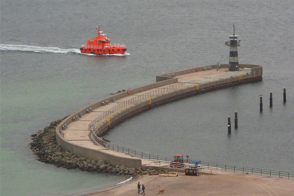 Lotsenboot TRAVEMNDE hat den Trave-Lotsen zum einlaufenden Schiff gebracht und kommt nach Lbeck-Travemnde zurck... Aufgenommen: 29.3.2012