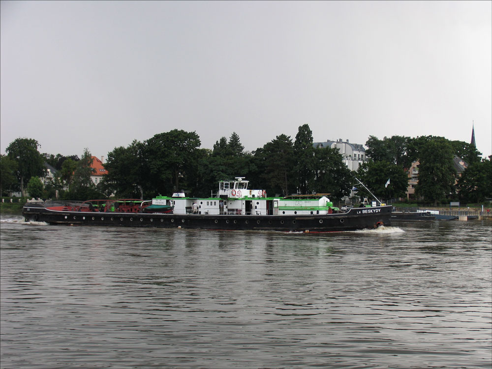 LR BESKYDY (Beskiden), Praha (Prag), der letzte Heckradschlepper auf der Elbe, hier bei Dresden-Blasewitz / -Loschwitz zu Tale; 11.08.2010
