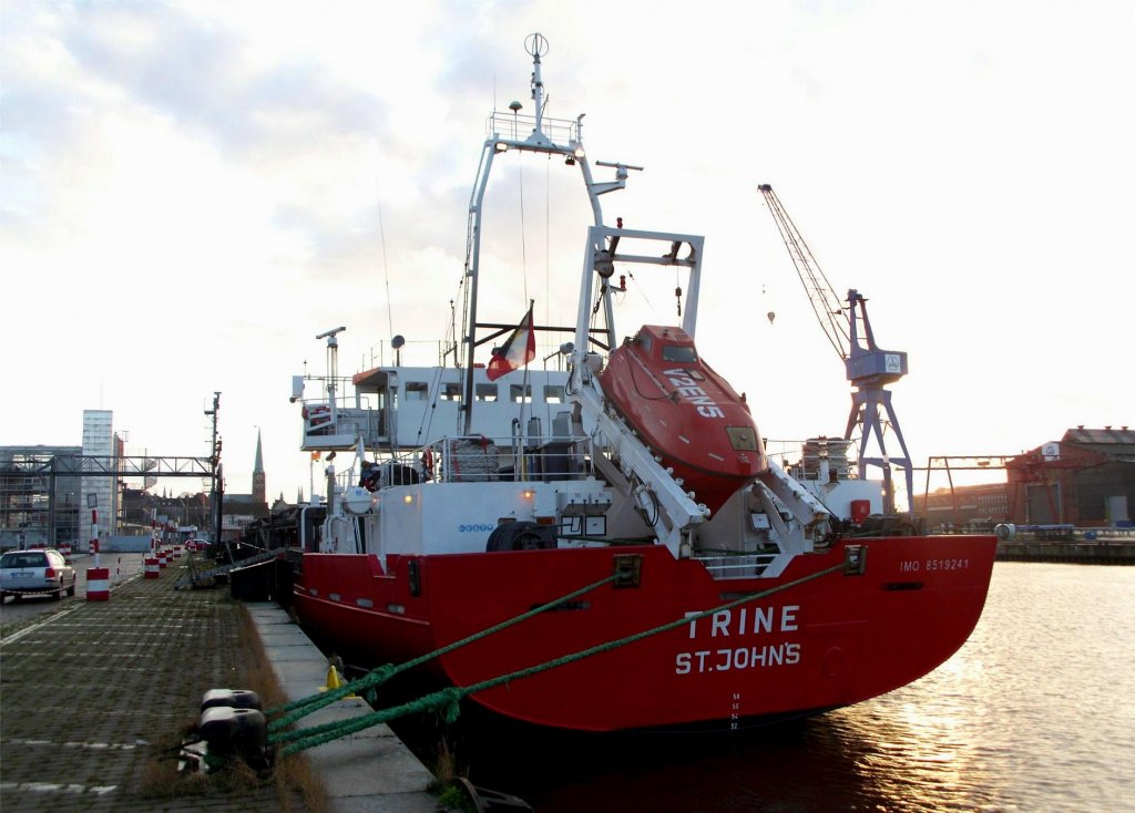 Lbeck-Burgtorhafen, am Brggenkai hat die TRINE IMO 8519241 angelegt. Der Zielhafen ist erreicht und die Ladung Getreide kann gelscht werden.
Aufgenommen: 21.1.2012