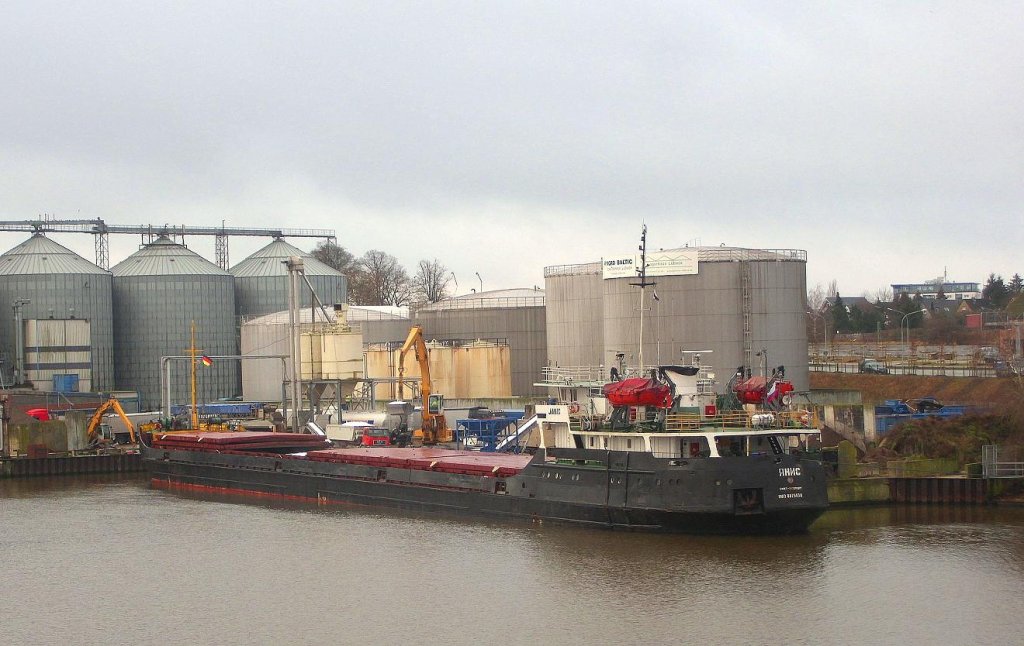 Lbeck-Burgtorhafen, am Lagerhauskai liegt die rus. JANUS IMO 8875530...
Aufgenommen 20.1.2012