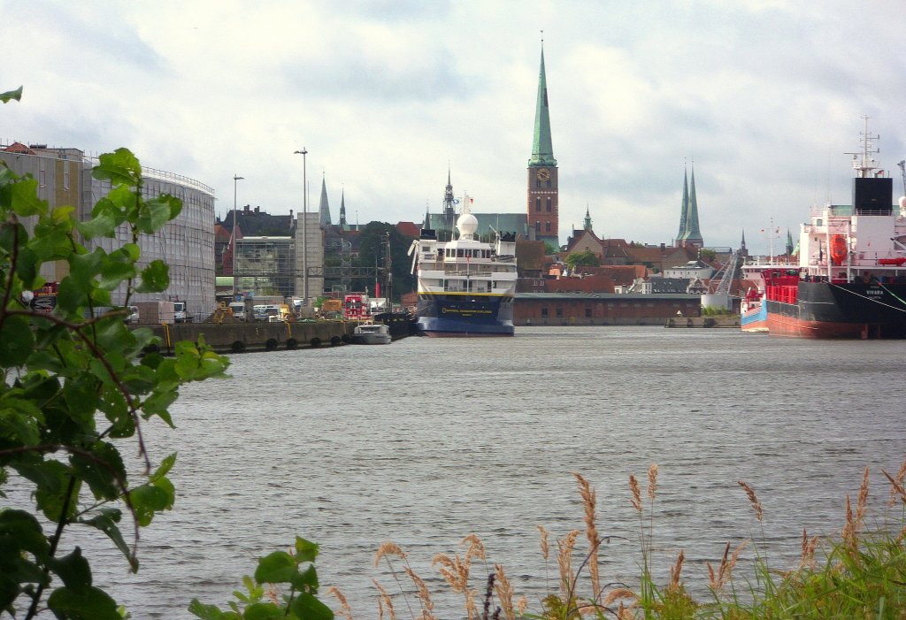Lübeck-Burgtorhafen, das Expeditionsschiff N.G.EXPLORER IMO 8019356 hat gerade am Burgtorkai angelegt... Aufgenommen: 30.8.2011