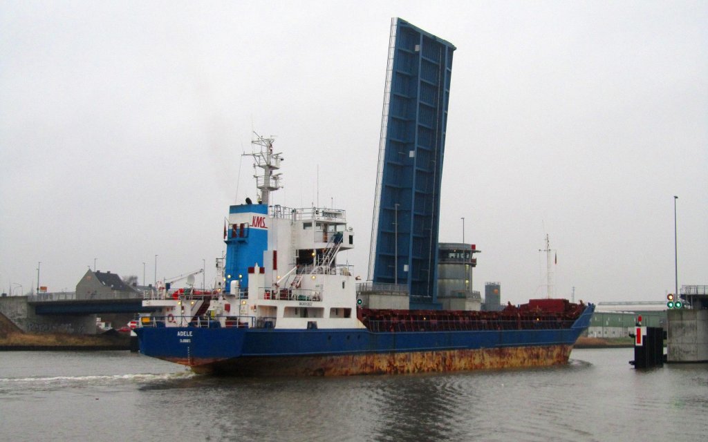 Lbeck, Burgtorhafen, die MS ADELE IMO 8912027, luft auf seinem Kurs zur Ostsee durch die geffnete Eric-Warburg-Brcke in den Konstinhafen... 
Aufgenommen: 12.12.2011