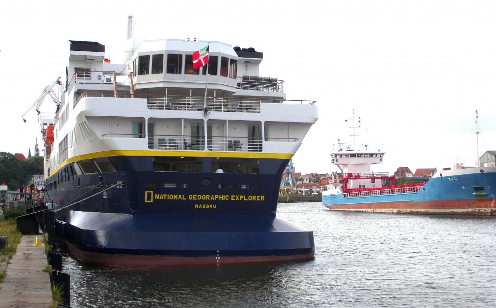 LBECK-BURGTORHAFEN, die N.G. EXPLORER nimmt gerade neuen Proviant auf, daher diese Schlagseite... Aufgenommen: 30.8.2011