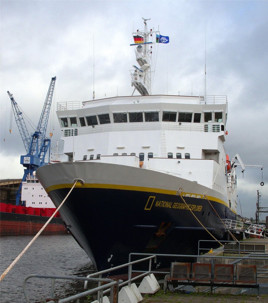 LBECK-BURGTORHAFEN, die N.G.EXPLORER liegt am Burgtorkai und wird mit Proviant und neuen Passagieren versorgt... Aufgenommen: 30.8.2011