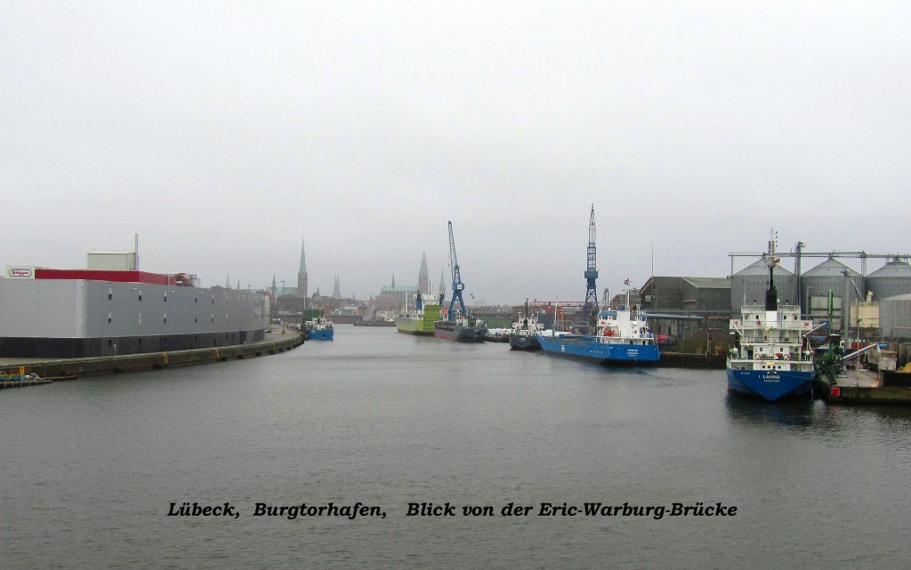 Lbeck, Burgtorhafen, Schiffe von links nach rechts sind: MS SABINA am Brggenkai,dann die MS ALTE Land als Auflieger, die JAN D und LENE D von der gleichen Reederei, die MS SPRINTER und als Heckansicht die MS LAVINIA...
Eine sehr seltene Ansicht nur leider bei Nieselregen... Aufgenommen: 28.2.2012