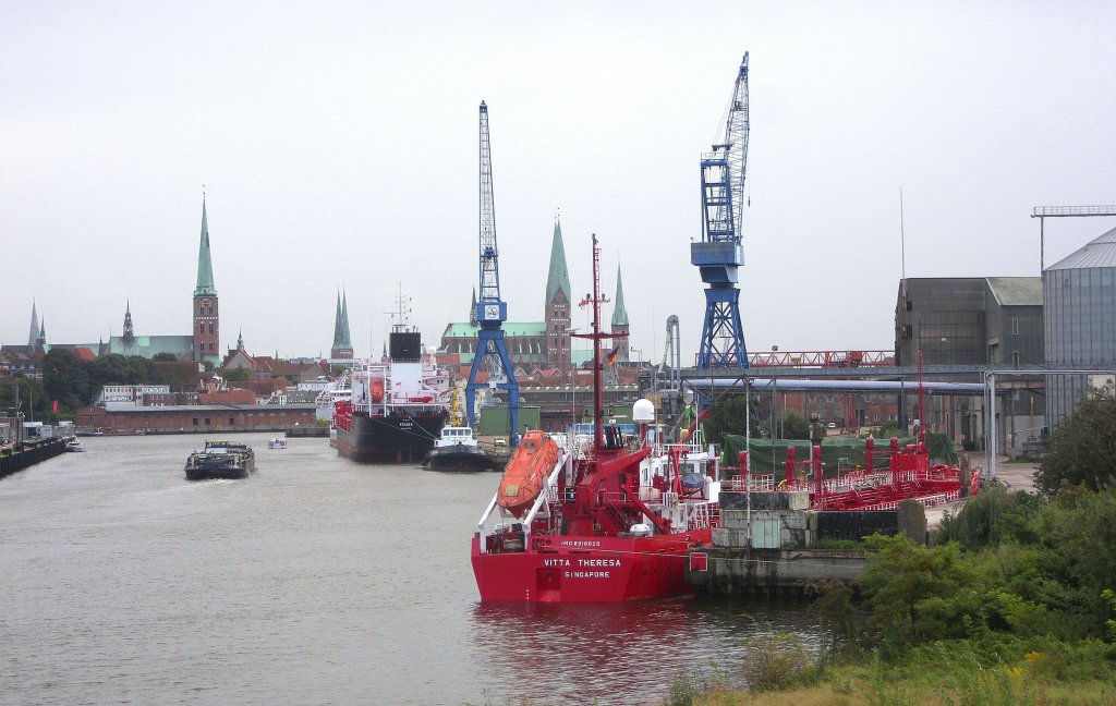 Lbeck Burgtorhafen,Blick von der Eric Warburg-Brcke. Vor der Stadtansicht sieht man u.a. das Motorschiff Vitta Theresa IMO 8918605 am Lagerhauskai, das techische Binnenschiff LABE 12 fhrt zur Hubbrcke des ELK sowie das groe schwarze Seeschiff die VIVARA nach am Ausrstkai der LMG
bearbeitet wird... Aufgenommen: 7.9.2011