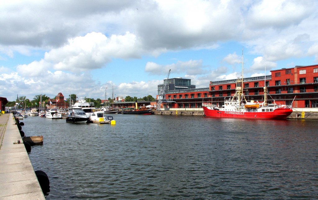 Lübeck Hansahafen, mit dem seetüchtigen Feuerschiff  FEHMARNBELT  an den Media-Docks. Links am Bildrand sieht man die Hansa-Marina... Aufgenommen:18.7.2011