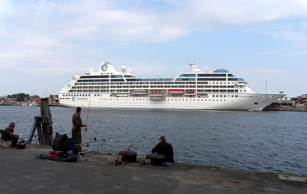 Lbeck-Travemnde, die Azamara Journey liegt am Ostpreuenkai im Travemnder Hafen.
Die Angler im Vordergru trumen davon einmal mitzufahren... Aufgenommen:6.8.11