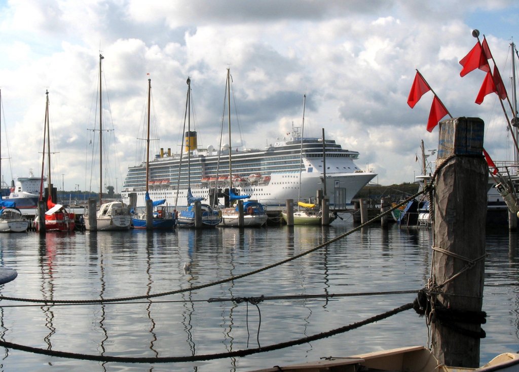 Lbeck-Travemnde, Der Blick geht ber den Fischereihafen zur Costa Mediteranea, die am Abend den Hafen von Trave mnde in Richtung Ostsee wieder verlt.
Aufgenommen:11.9.2009