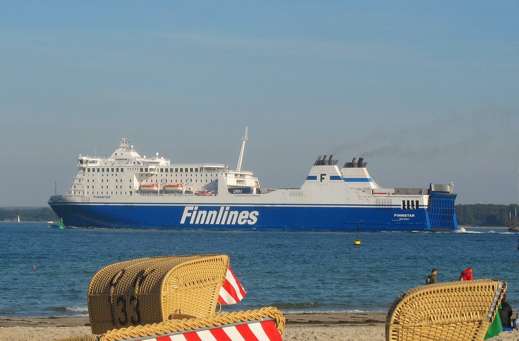 Lbeck-Travemnde, Die MS FINNSTAR  IMO 9319442, hat die Travemnder Mole passiert und geht auf Reise nach Finnland...  Aufgenommen: 19.09.2009