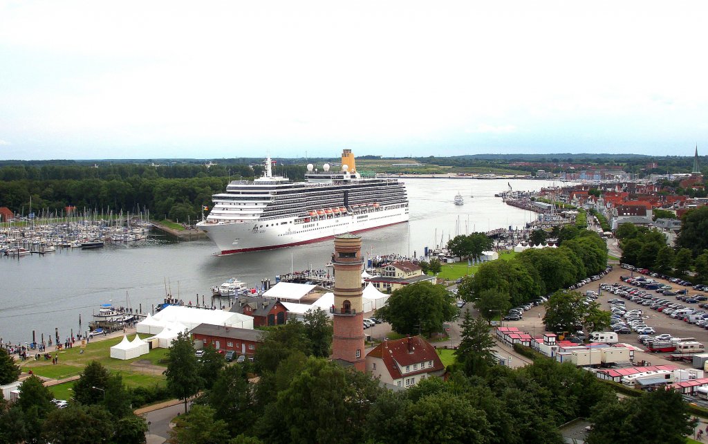 Lbeck-Travemnde, die MS ARCADIA IMO 9226906, ist mit 271 mtr. das zweitgrte Passagierschiff, das in Travemnde Visite gemacht hat. Aufgenommen:17.7.2011