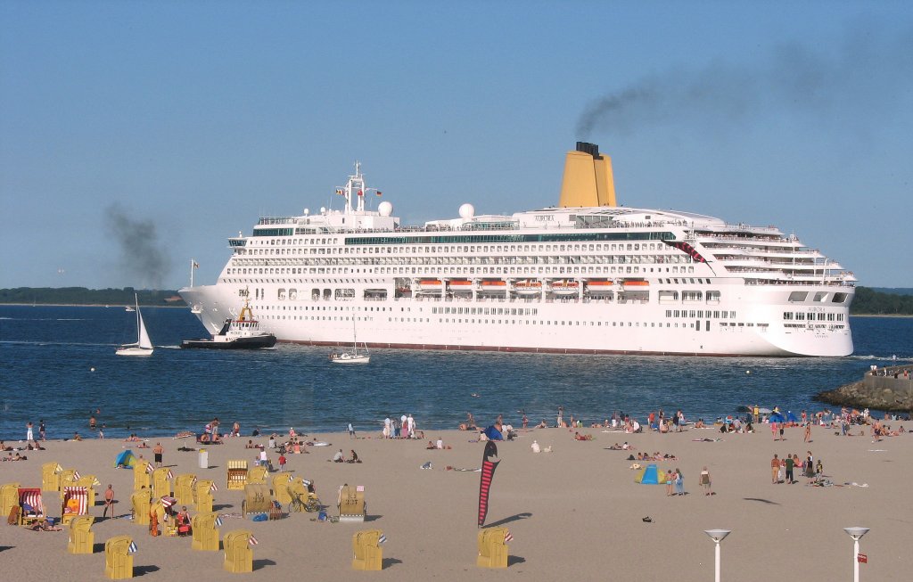 Lbeck-Travemnde, die MS AURORA IMO 9169524, verlt mit Schlepperhilfe den Hafen von Travemnde...
Aufgenommen 16.7.2006