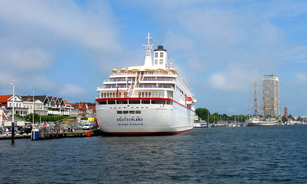 Lbeck-Travemnde, MS DEUTSCHLAND IMO 9141807, liegt am Ostpreussenkai im Travemnder Hafen und wird mit Proviant versorgt...Aus dieser Sicht liegt das Segelschiff  MIR  vor dem Maritim-Hochhaus.  Aufgenommen:4.6.2007