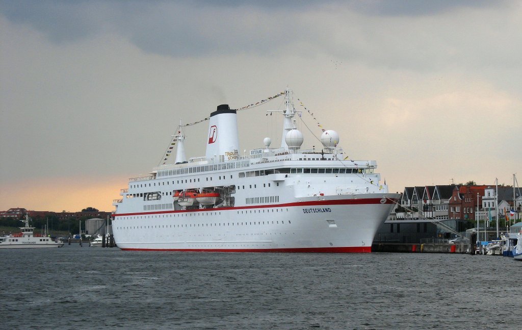 Lbeck-Travemnde die MS DEUTSCHLAND IMO 9141807, klar zum Auslaufen... Aufgenommen: 28.8.2009