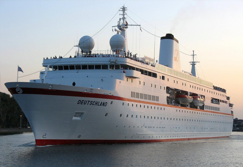 Lbeck-Travemnde MS DEUTSCHLAND IMO 9141807 luft zur Kreuzfahrt nach Kopenhagen aus. Aufgenommen: Abends 28.8.2009