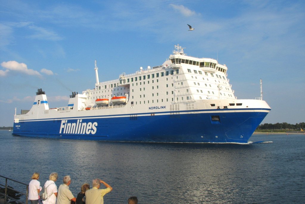 Lbeck-Travemnde, MS NORDLINK  IMO 9336256, passiert die Verkehrszentrale in Travemnde... Aufgenommen: 14.08.2007