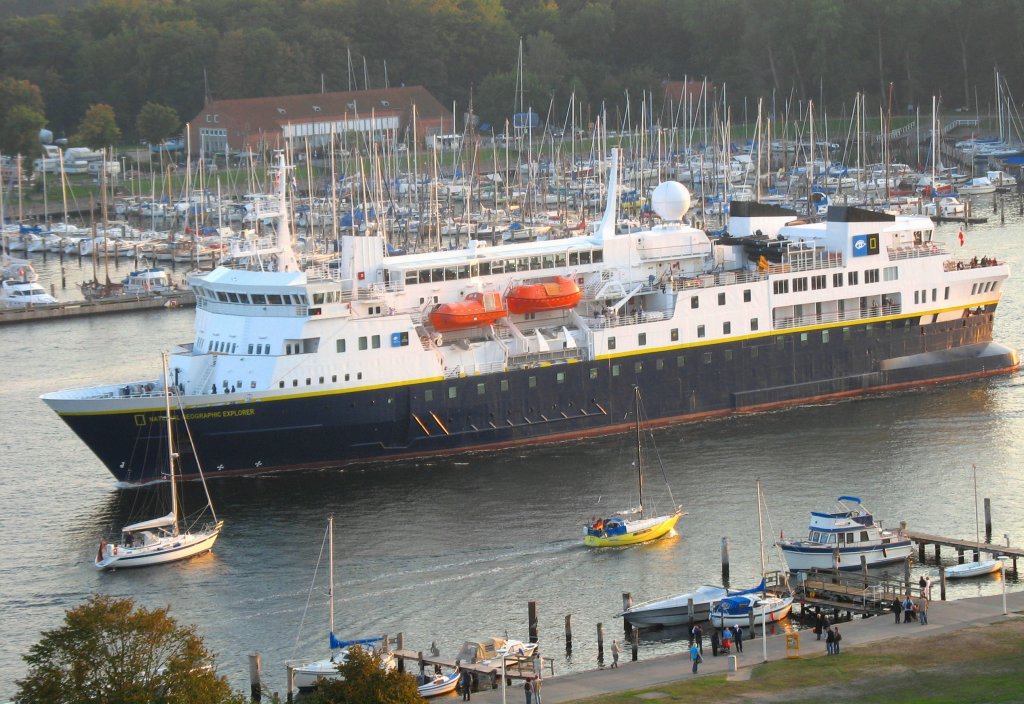 LBECK-TRAVEMNDE, die NG EXPLORER, IMO 8019356, MMSI 309336000, luft mit Kurs OSLO / Norwegen auf der Trave Richtung Ostsee... Aufgenommen:27.9.2009 18:18 Uhr. 