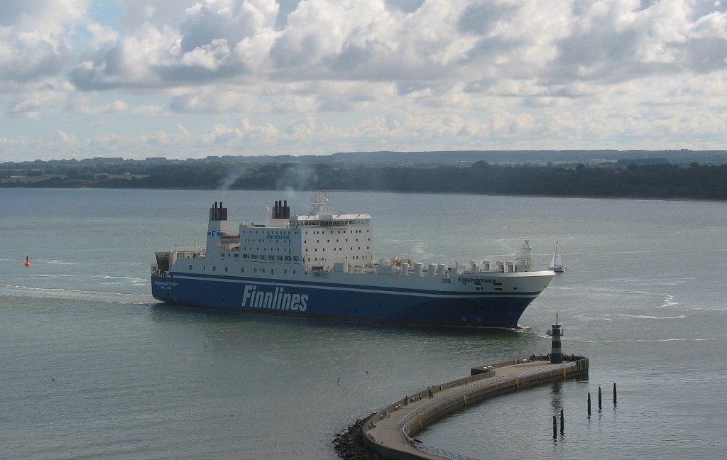 Lbeck-Travemnde, RO-RO Fhre  FINNPARTNER  IMO 9010763, kommt von Schweden und luft hier an der Mole Travemnde vorbei in den Hafen, um am Skandinavienkai festzumachen... Aufgenommen: 5.9.2007