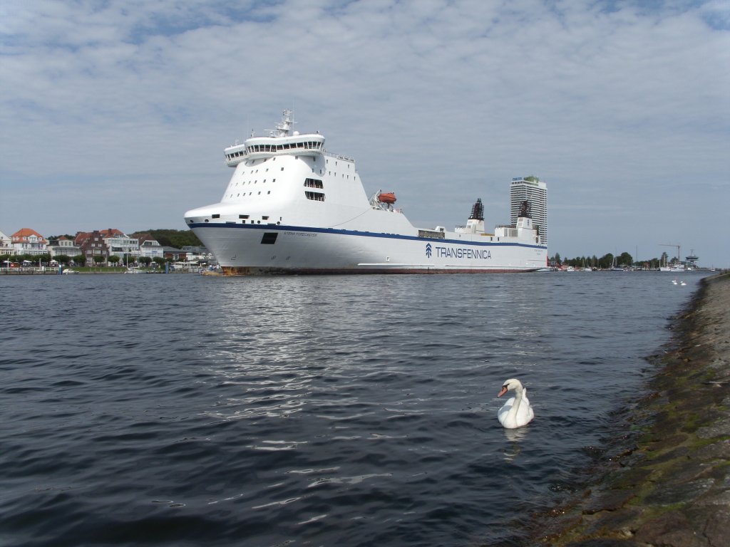 Lbeck-Travemnde, das RO-RO Schiff Stena Forecaster IMO 9214478 kommt von Schweden in den Hafen von Travemnde. Aufgenommen: 23.8.2011 von der Priwall-Halbinsel...