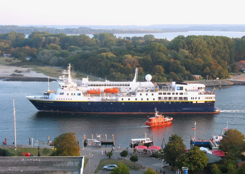 LBECK-TRAVEMNDE, der Seelotse hat die Travemnder´Staton verlassen um hinter der NG EXPLORER IMO 8019356, auf den Seeweg nach Norwegen dem Schiff zu folgen...
Aufgenommen: 27.9.2009 