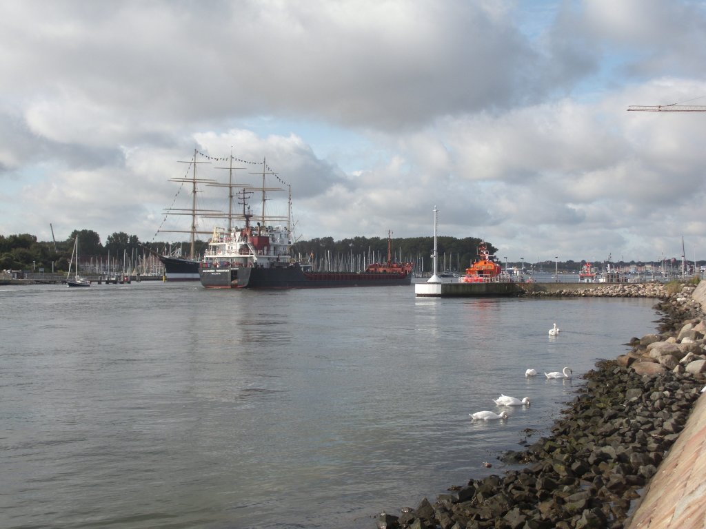 Lbeck-Travemnde,Das russ. Kmo Alexander Tvardovskiy  IMO 9057290,luft in den Hafen von Travemnde ein. Passiert hier auf Backbordseite die  Passat  und Steuerbordseits die Lotsenstation. Aufgenommen am 27.9.2011