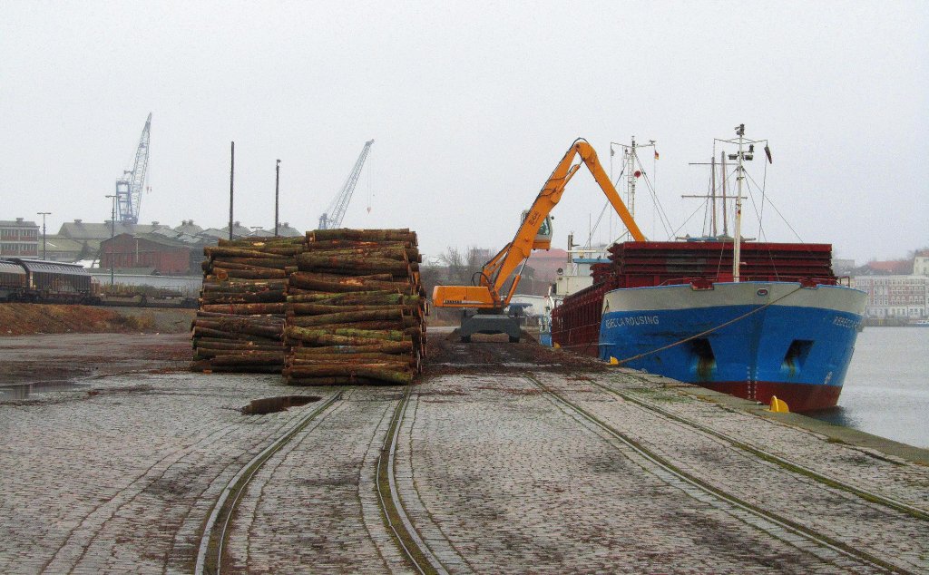 Lbeck-Wallhafen, An der Roddenkoppel hat die dn. REBECCA ROUSING IMO 8321656 festgemacht und die Ladung Rundholz wird gelscht... Aufgenommen: 27.12.2011