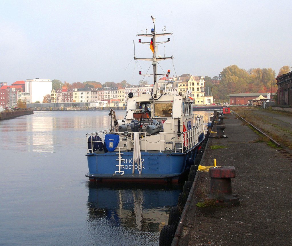 Lbeck Wallhafen, das Kstenwache-Boot Rhoen 2 MMSI 211179240, liegt im Wallhafen und befindet sich auf Revierfahrt durch Lbecker Hfen... Aufgenommen:29.10.2012