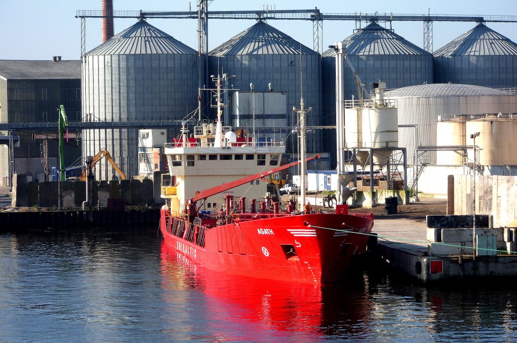 Lbeck,am Lagerhauskai 1 hat der Tanker AGATH IMO 8820298, festgemacht und lscht Flssigdnger... Aufgenommen: 28.9.2011