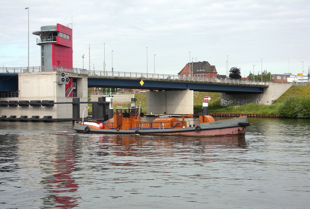 Lbecker Wasserboot V ENI 05106150 auf Tour mit Frischwasser fr Seeschiffe...
Aufgenommen: 3.7.2012
