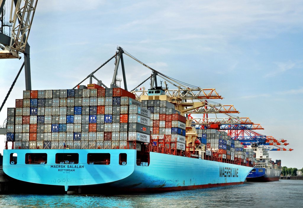  Maersk Salalah  am 5.10.2009 in Hamburg. Lg.334m - Br.43m - Tg.maximal 14,5m -68630 Kw - 24 Kn - 8750 TEU - 88600 BRT -  Baujahr 2008. Flagge Niederlande. Rufzeichen PHPG - IMO Nummer 9352016 - MSI Nummer 245423000