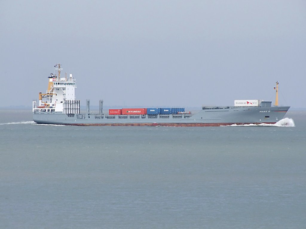Maike-D(IMO-9226372;L=133;B=18mtr) schiebt sich mit ein paar Containern beladen bei Cuxhaven Elbaufwrts;090901 