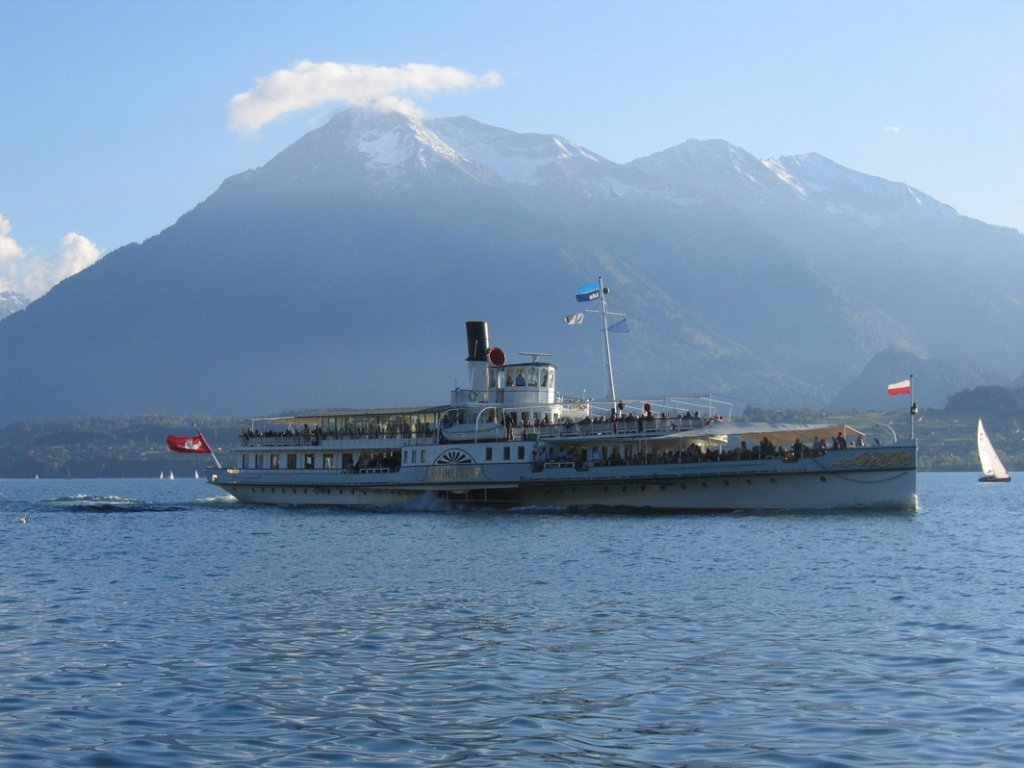 Majesttisch kreuzt hier das DS Blmlisalp vor dem Niesen in Richtung Thun. Das Sprichwort hatte rechet: hat der Niesen einen Hut, bleibt das Wetter gut. 09-10-2005