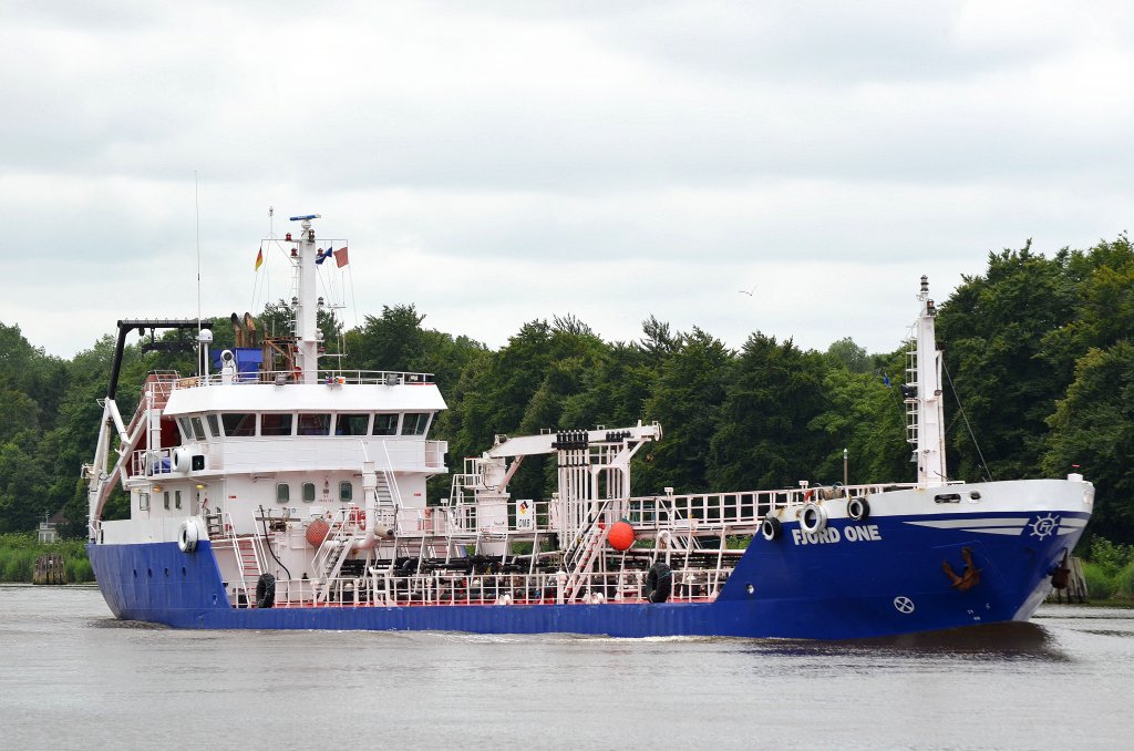 Mal wieder erwischt Tanker Fjord One IMO-Nummer:9280110 Flagge:Schweden Lnge:68.0m Breite:10.0m Baujahr:2003 Bauwerft:Gemyat Shipyard,Istanbul Trkei im Nord-Ostsee-Kanal bei Fischerhtte am 14.07.13