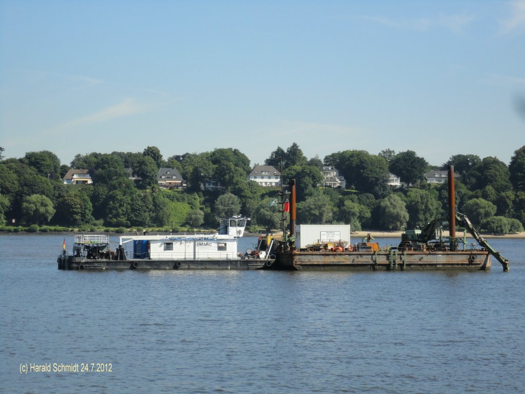 MARC  ENI 04803120 am 24.7.2012, Hamburg, Elbe vor der Lotsenstation Finkenwerder (Seemannshft)
Schubschiff / Reederei G&M Schiffsausrster GmbH, Hamburg / ex TR 7, La 24,98 m, B 9,12 m, Tg max. 1,15 m / 2x 380 PS, Deutz / 1972 bei Schiffswerft Melnik, CZ / 

gekoppelt mit einer Barge von Hochtief ENI 05107940 / L 25,5 m, B 18,48 m, Tg 2,5 m /
