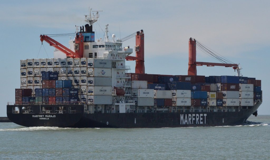 Marfret Marajo, ein Containerschiff. Hier verlsst es den Hafen von Le Havre am 29.05.2013. Technische Daten: Baujahr 2008/09, Lnge 170 m, Breite 27,20 m, Tiefgang 9,2 m, TEU Kapazitt:1691, 21 Kn.  IMO-Nr: 9431630. Heimathafen Marseille.