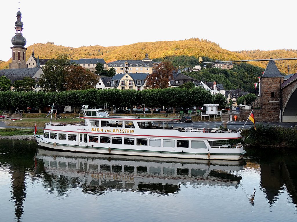 MARIA von BEISTEIN(04303640; L=32,5; B=6,7mtr; 265kW; 250Passagiere; Bj.1967)hat bei Cochem angelegt; 120822