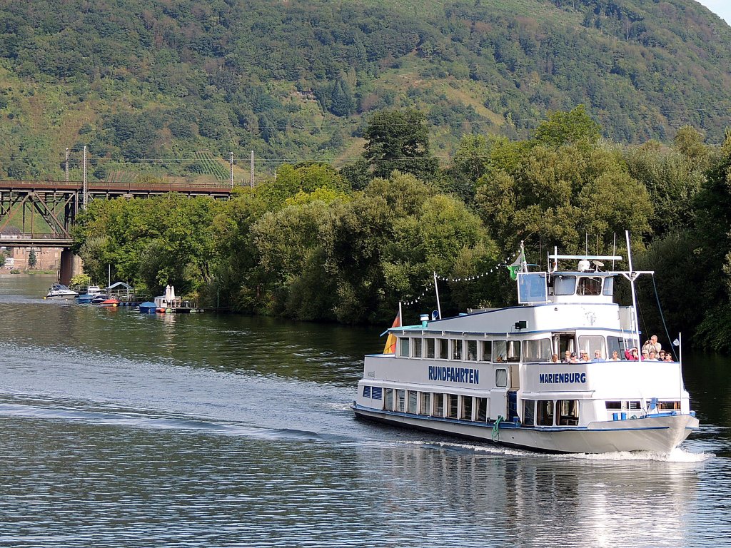 MARIENBURG(04303250) absolviert im Bereich Bullay, im Hintergrund die kombinierte Eisenbahn-,Straenbrcke, eine kleine Rundfahrt; 120828