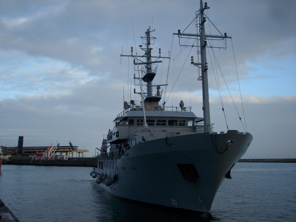 Marineschiff beim Anlegen am 15.November 2009 im Sassnitzer Stadthafen.