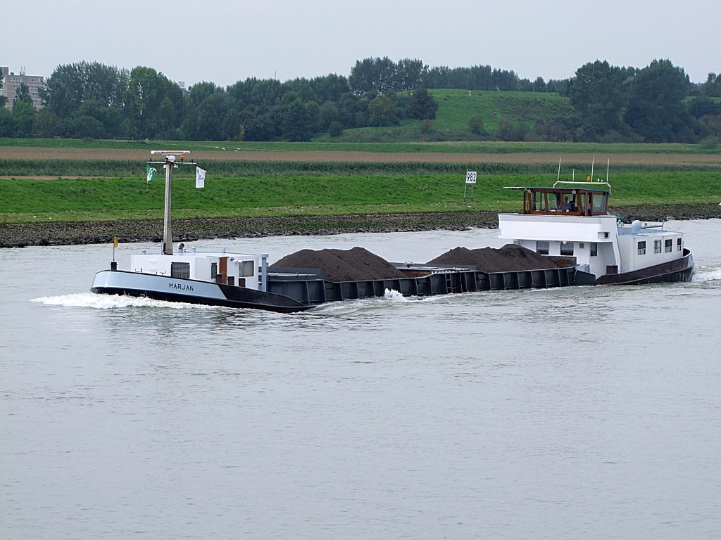 MARJAN(Europanr.:02314631;L=85m;B=8mtr; 1288t)ist mit einer Ladung Schttgut im Bereich Alblasserdam unterwegs;100902