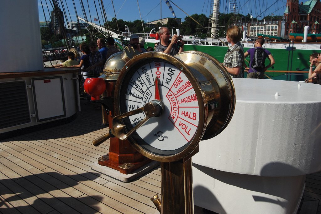 Maschinentelegraf an Bord des Segelschulschiffs Gorch Fock aufgenommen am 07.08.10 im Hamburger Hafen.