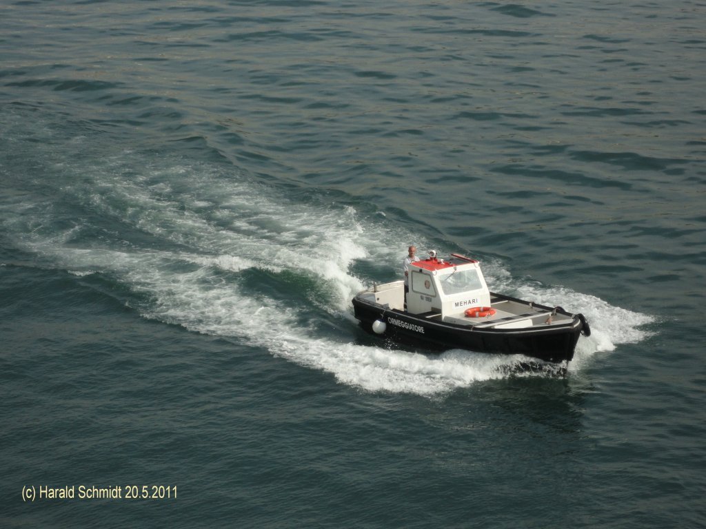 MEHARI   NA 10958 am 20.5.2011 in Genua beim Festmachen der Fhre Trinacria -
Serviceboot (Festmacherboot) / GT 4,15 / La 7,43m, B 2,48m / 1 Cummins 6-Zyl. Diesel, 157 kW, 20 kn / 2009 bei Yard Werft Salerno, Italien /
