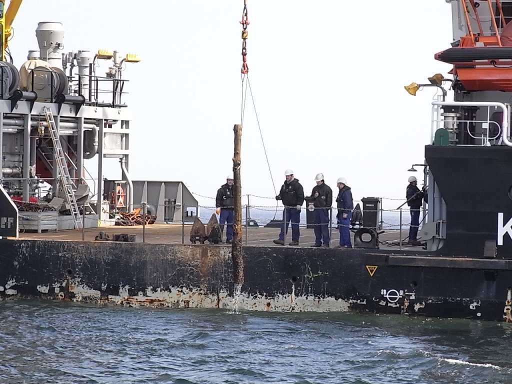 Mehrzweckschiff Arkona bei der Arbeit, hier bei der Bergung eines Schifffahrtshindernisses, einem Holzbalken