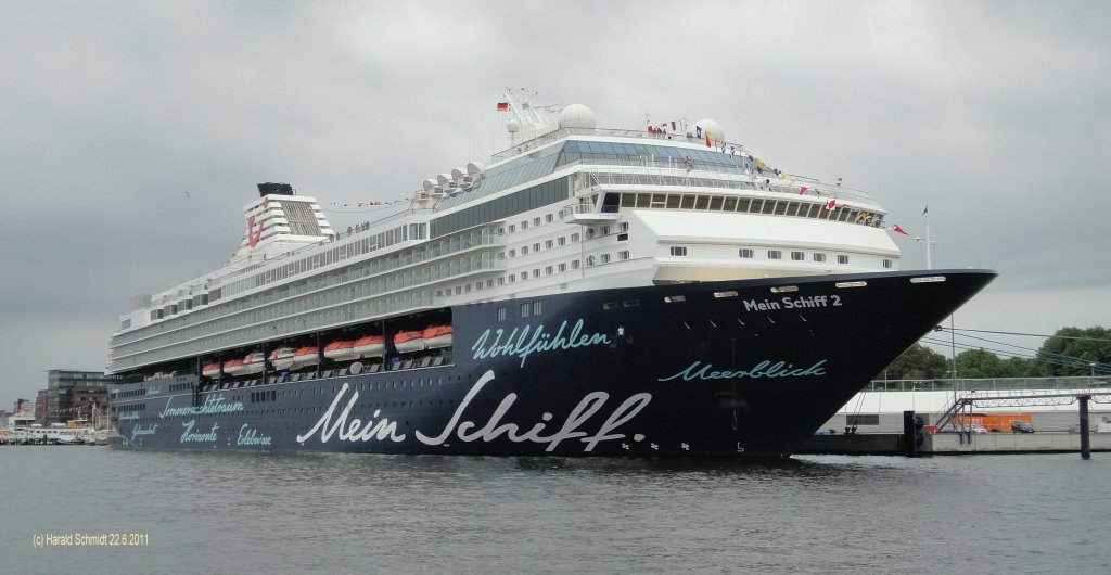 MEIN SCHIFF 2  (IMO 9106302) am 22.6.2011 im Kieler Hafen /
ex Mercury bis 2008 , Celebrity Mercury bis April 2011) /
Kreuzfahrtschiff / BRZ 77.303 / La 262,5 m, B 32,2 m, Tg 8,5 m / 4 MAN B&W-Diesel, 36.000 kW, 21,5 kn / 1997 bei Meyer Werft, Papenburg,  2011 Umbau, Lloyd Werft, Bremerhaven / 1912 Pass.
