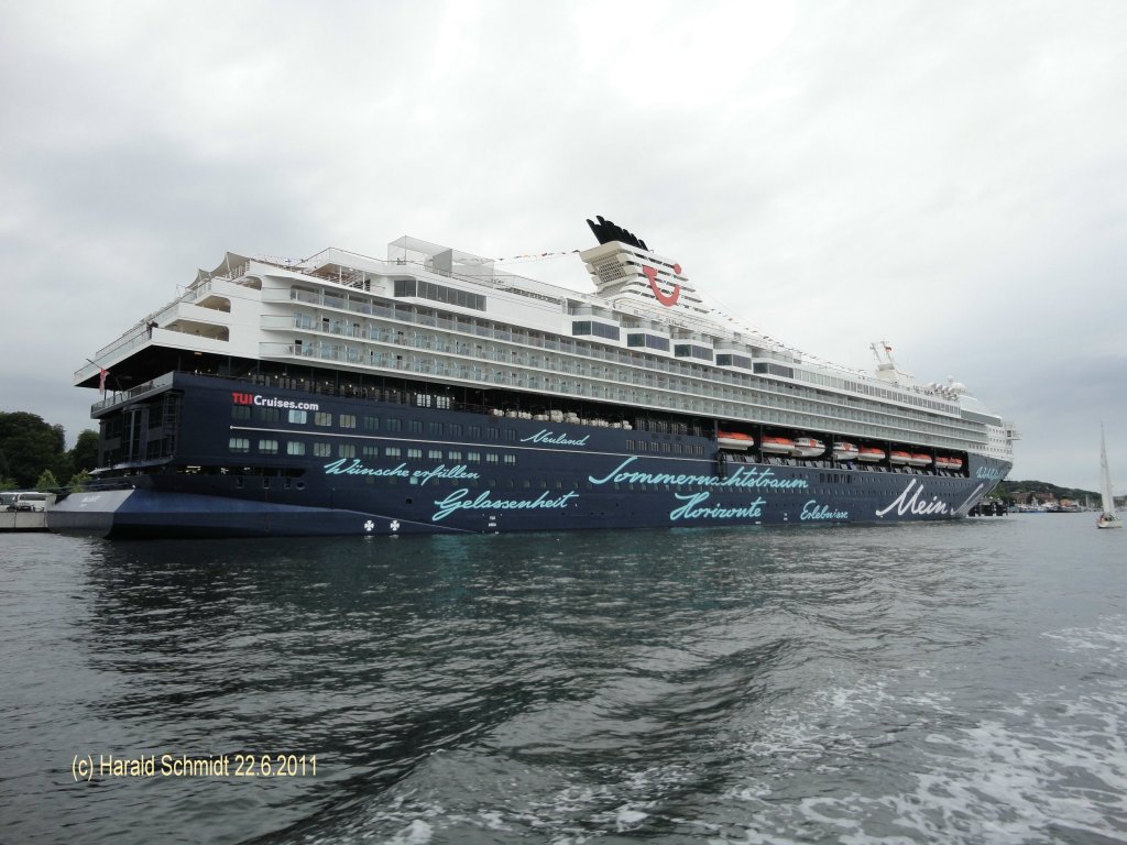 MEIN SCHIFF 2  (IMO 9106302) am 22.6.2011 im Kieler Hafen /
ex Mercury bis 2008 , Celebrity Mercury bis April 2011) /
Kreuzfahrtschiff / BRZ 77.303 / La 262,5 m, B 32,2 m, Tg 8,5 m / 4 MAN B&W-Diesel, 36.000 kW, 21,5 kn / 1997 bei Meyer Werft, Papenburg,  2011 Umbau, Lloyd Werft, Bremerhaven / 1912 Pass.
