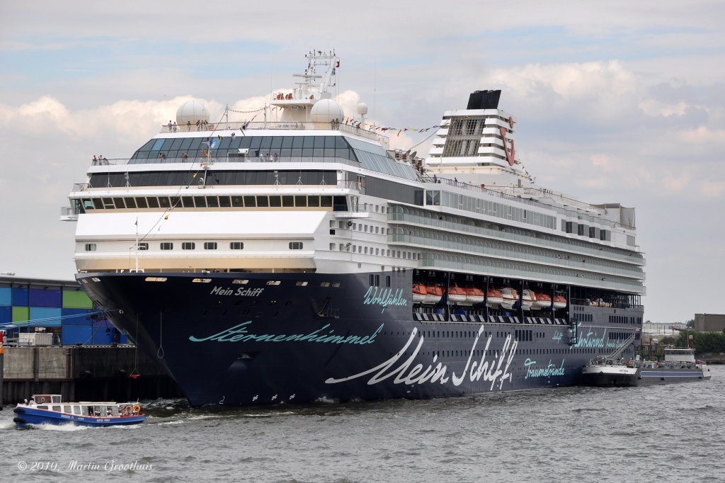 Mein Schiff, Kreuzfahrtschiff am 31.07.2010 in Hamburg. IMO 9106297