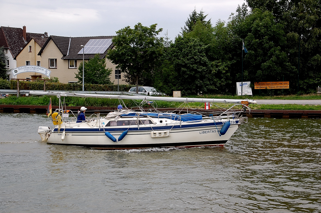 Mit abgelegtem Mast fhrt hier an der Deichstrae in Havelse der Segler Liberitas in Richtung Hannover Nordhafen vorbei. Auf dem Mittellandkanal am Samstag den 9.7.2011 um die Mittagszeit