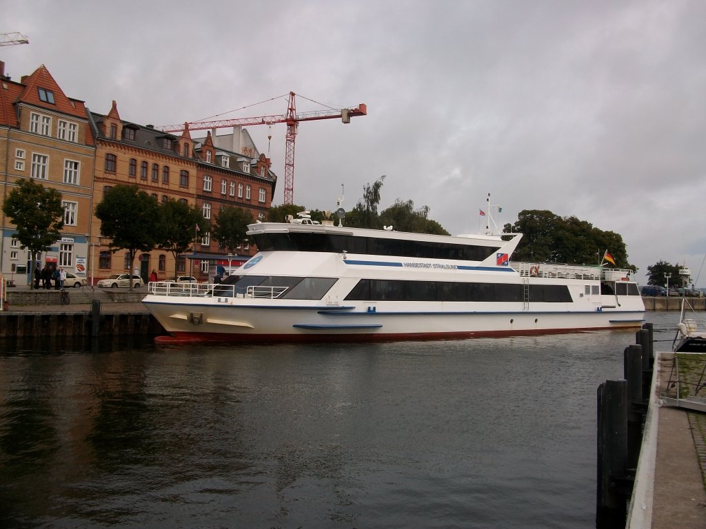Mit dem Passagierschiff  Hansestadt Stralsund  kommt man von Stralsund nach Hiddensee und zurck.Aufnahme am 29.August 2010 im Stralsunder Stadthafen.
