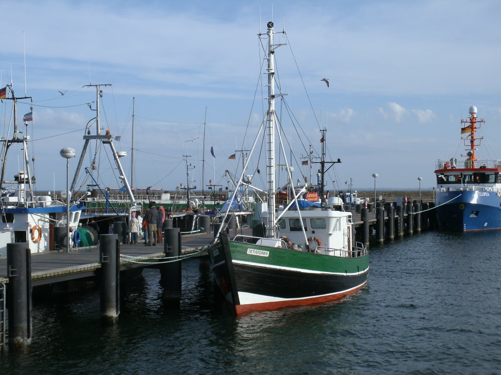 Mit dem selten Namen  TIETVERDRIEW  lag dieser Fischkutter,am 18.April 2013,im Sassnitzer Hafen.