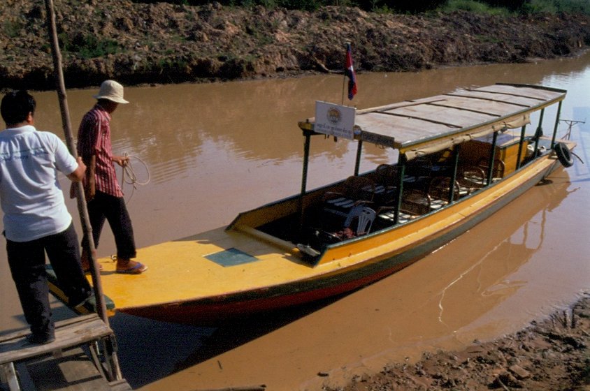 Mit diesem Motorboot ging es im Mai 2006 hinaus auf den Tonle-Sap-See in Kambodscha, des grten Sees Sdostasiens, zu einem Restaurantboot zum Mittagessen. Der See liegt etwa 10 km von Siem Reap entfernt.